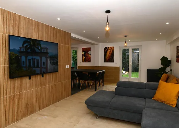 La Maison Penchee Feriehus Rosny-sous-Bois