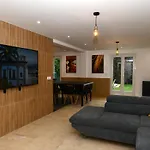 La Maison Penchee Ferienhaus Rosny-sous-Bois