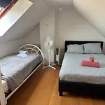 La Maison Penchee Ferienhaus Rosny-sous-Bois